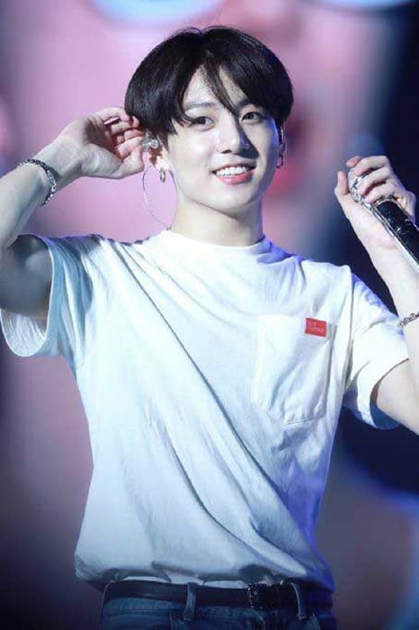 Khám phá vẻ đẹp cuốn hút trong nụ cười của Jungkook