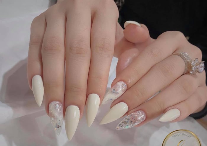 Top 20+ mẫu nail màu trắng gạo đẹp và tinh tế